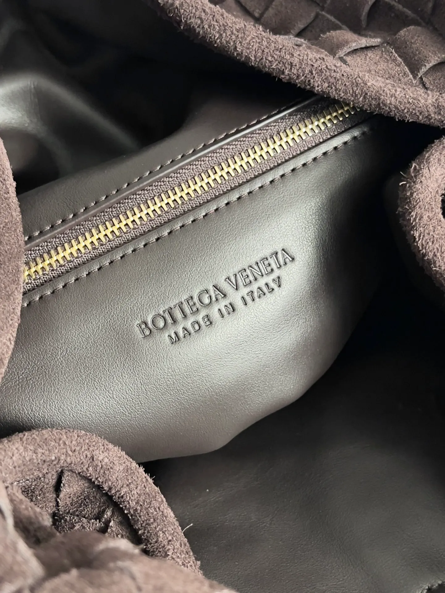 Batch 2160 Recently, I seem to be obsessed with this bag from BV~ The new Hop is really not too beautiful. The whole bag has no seams. The bag body and handles are made of one piece of leather. It embodies the style and essence of Bottega Veneta. It truly represents craftsmanship and creativity. The large size has a very loose and lazy upper body. Big bag lovers will definitely not regret buying it. Style number: 763970 Size: 53*24*13